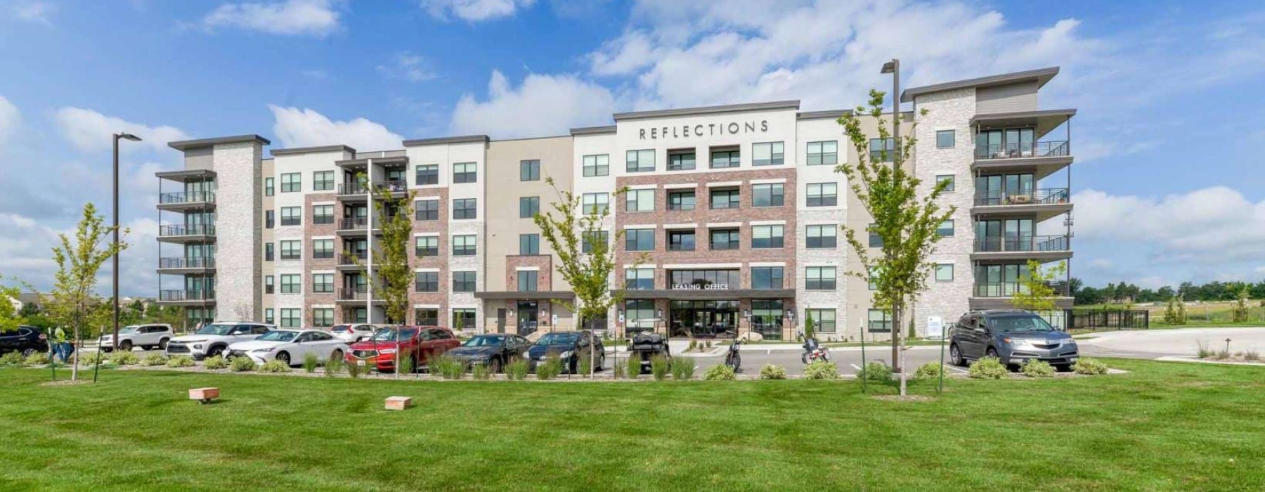 a large building with cars parked in front of it